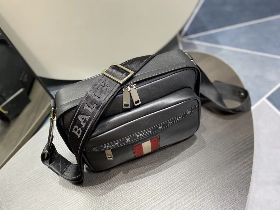 Men's Crossbody Bag in Top Grain Leather