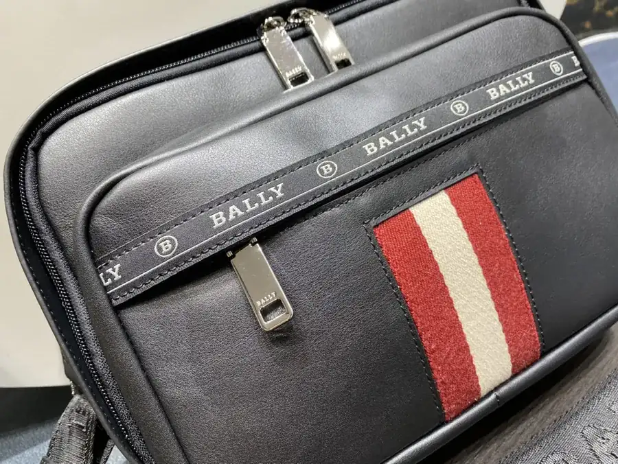 Men's Crossbody Bag in Top Grain Leather