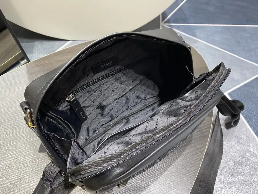 Men's Crossbody Bag in Top Grain Leather