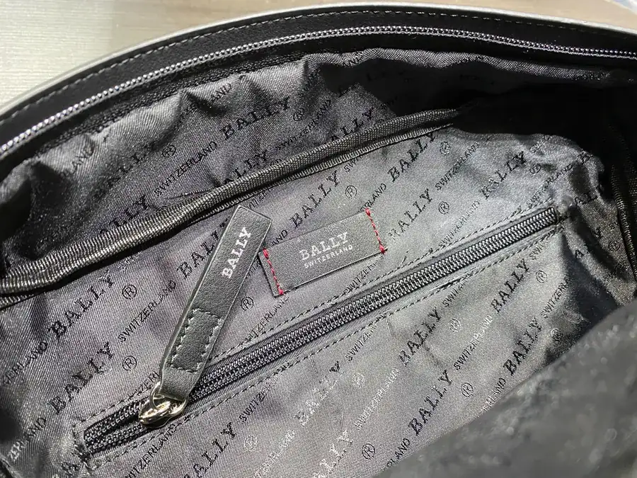 Men's Crossbody Bag in Top Grain Leather