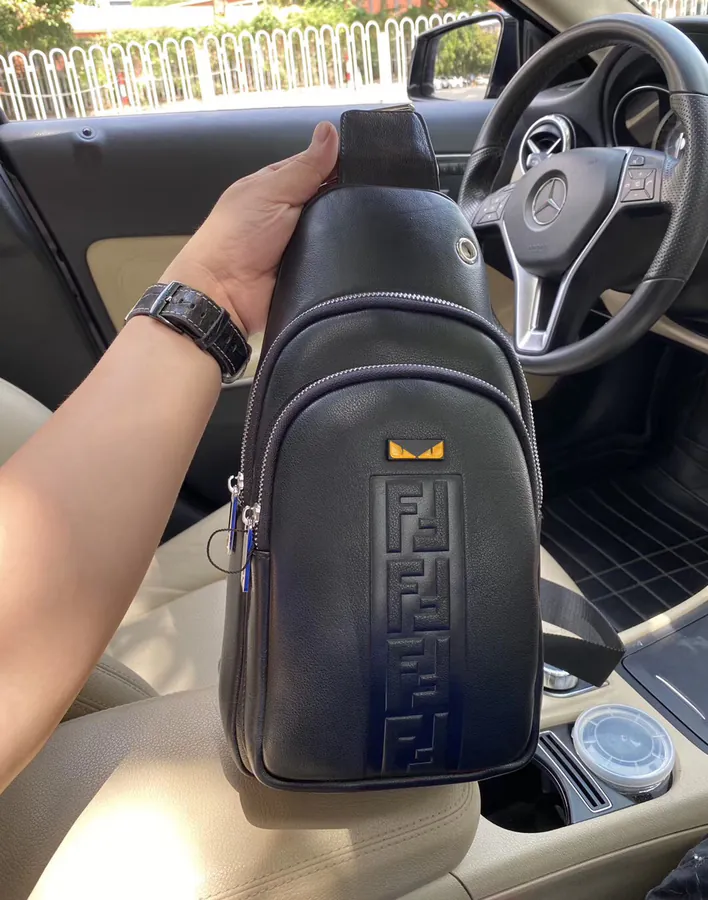 FENDI 醉爆款 Chest Bag