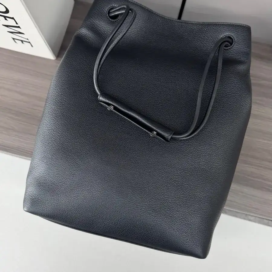 LO℮w℮ Pebble Hobo Minimalist Vertical Tote