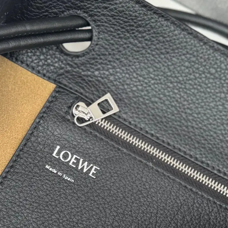 LO℮w℮ Pebble Hobo Minimalist Vertical Tote