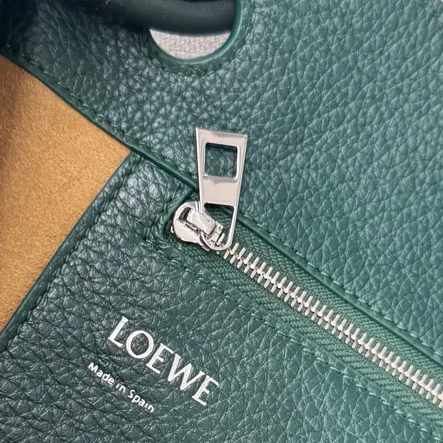 LO℮w℮ Pebble Hobo Minimalist Vertical Tote