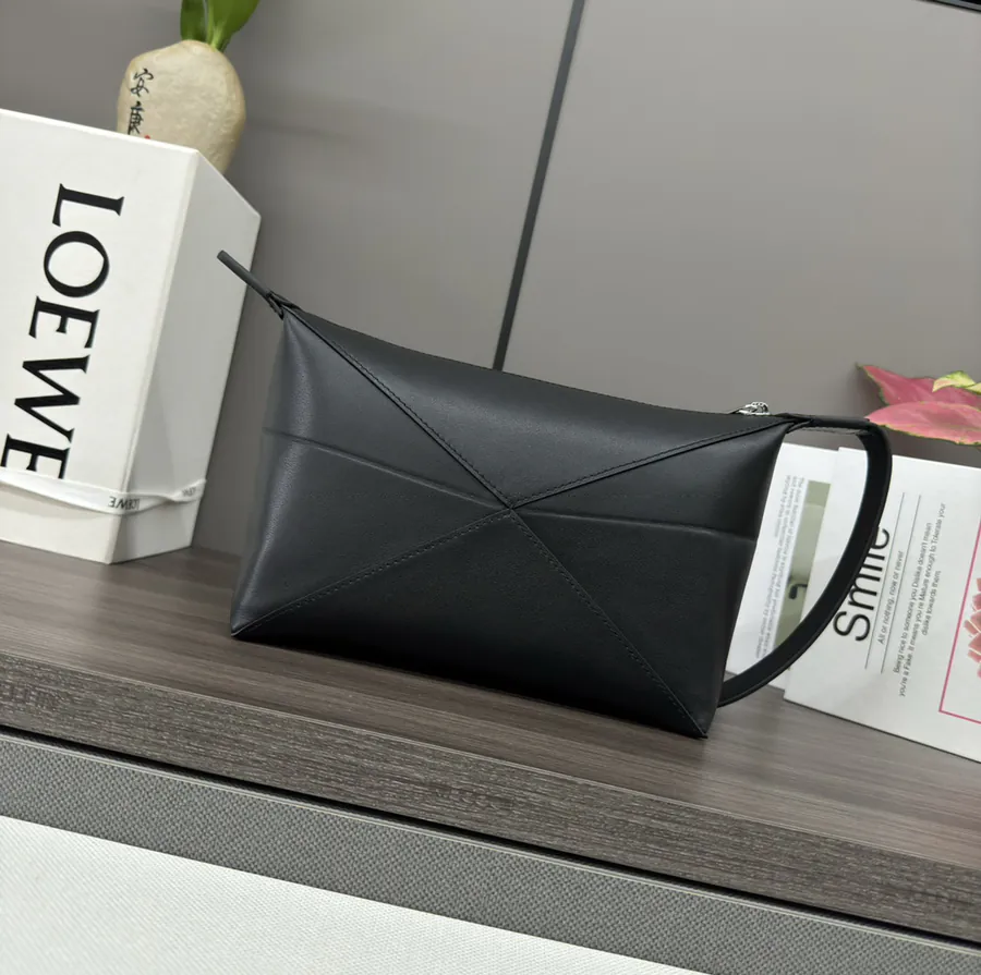 LO℮w℮ New Arrival Glossy Leather Travel Bag