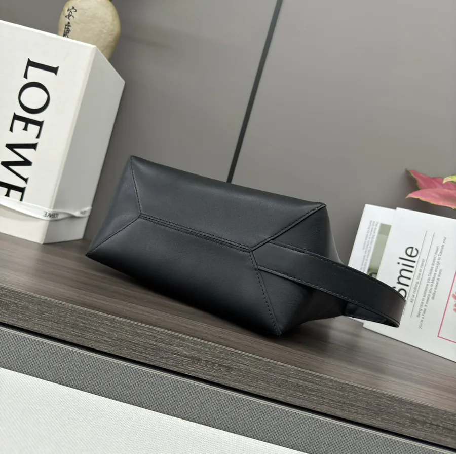 LO℮w℮ New Arrival Glossy Leather Travel Bag