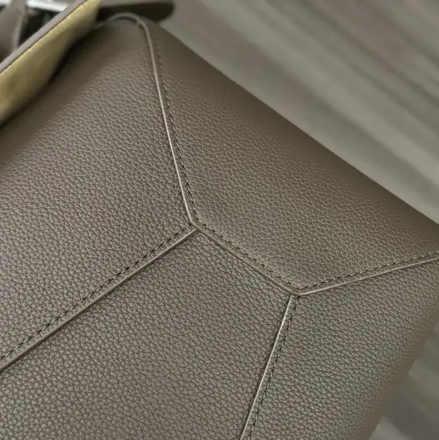 P850.LOw℮ Puzzle Handbag in Soft Grained Calfskin