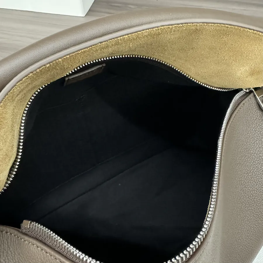 P850.LOw℮ Puzzle Handbag in Soft Grained Calfskin