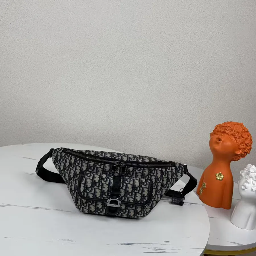 8 2025 Spring Collection Tote with Oblique Print