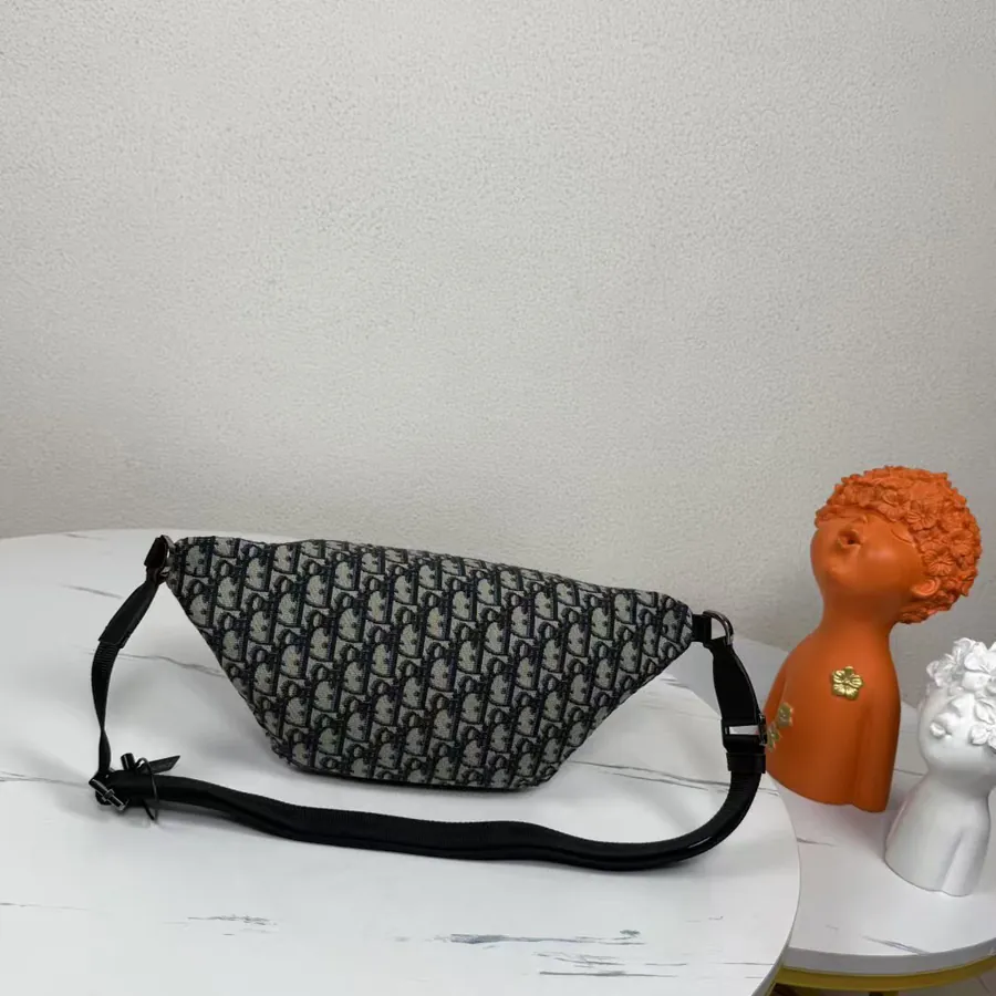8 2025 Spring Collection Tote with Oblique Print