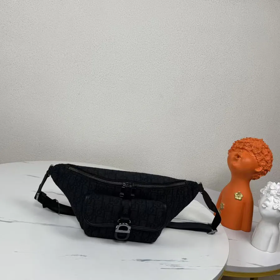 8 Spring 2025 Collection Bucket Bag with Oblique Print