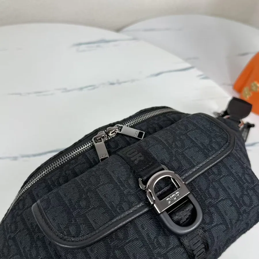 8 Spring 2025 Collection Bucket Bag with Oblique Print