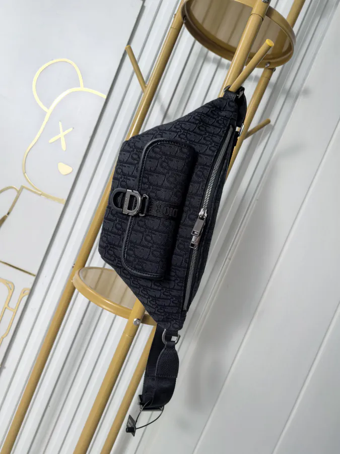 8 Spring 2025 Collection Bucket Bag with Oblique Print