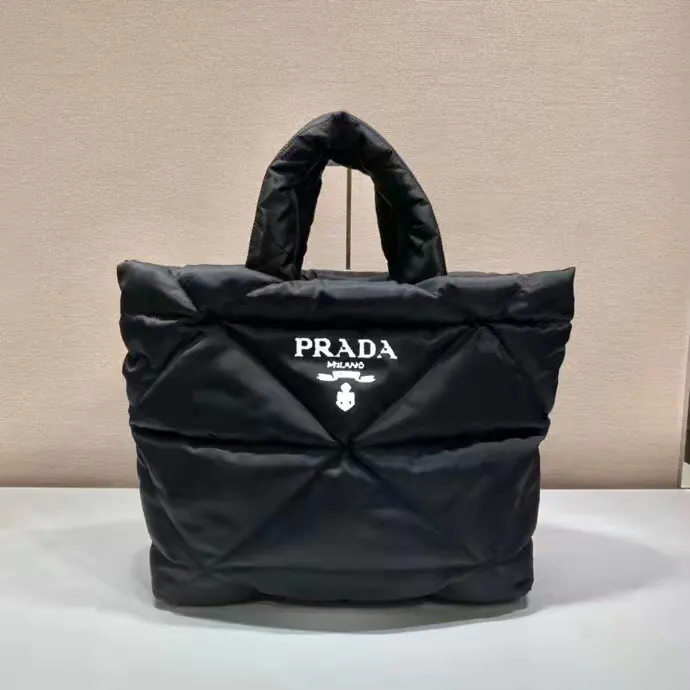 Prada Re Nylon再生尼龙托特包 线条柔和的可持续设计