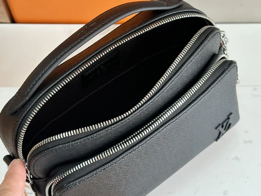 District Mini Messenger Bag Deep Taïga Leather