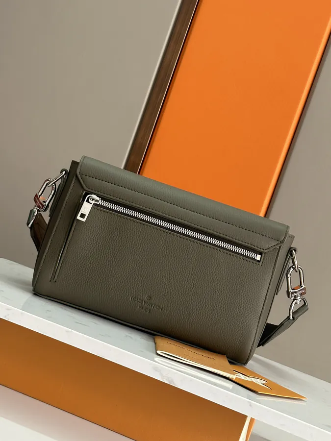 Pilot Mini Tote Grained Calfskin, Business Style