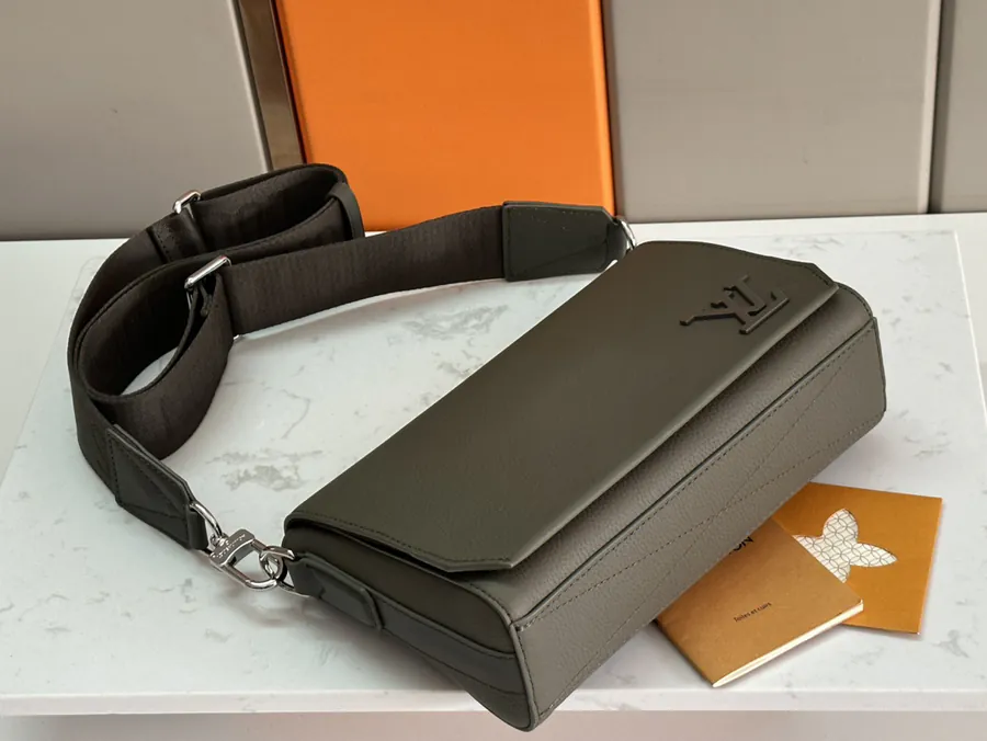 Pilot Mini Tote Grained Calfskin, Business Style