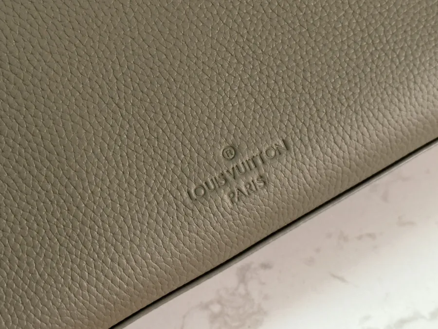 Pilot Mini Tote Grained Calfskin, Business Style