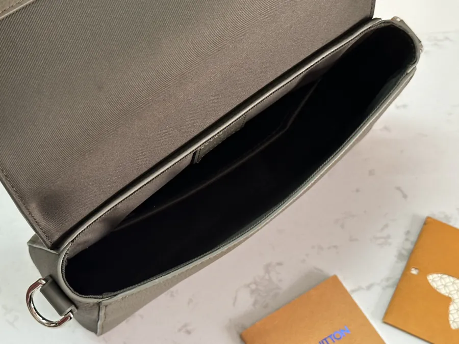 Pilot Mini Tote Grained Calfskin, Business Style