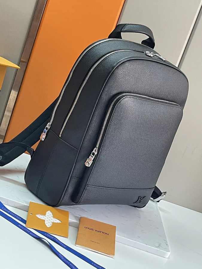 Adrian Shoulder Bag in Taïga Leather