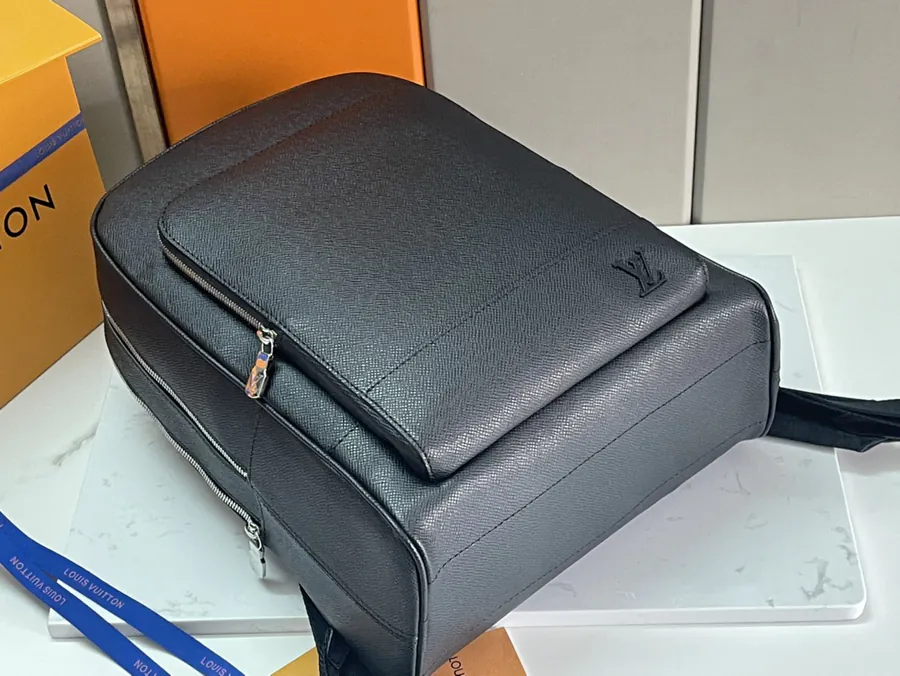 Adrian Shoulder Bag in Taïga Leather