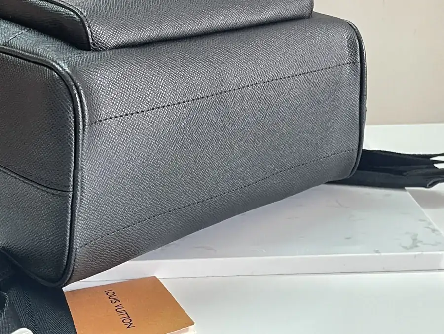 Adrian Shoulder Bag in Taïga Leather