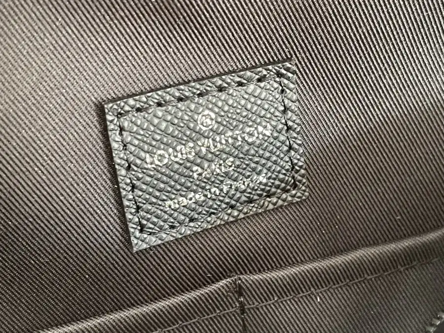 Adrian Shoulder Bag in Taïga Leather