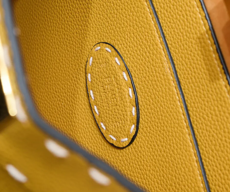 Fendi Peekaboo ISeeU Medium Handbag with Classic Hardware