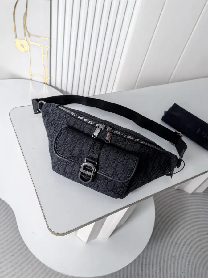 8 Spring 2025 Collection Bucket Bag with Oblique Print