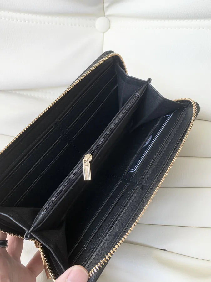 Versace Wallet with Vasci Texture, Premium Leather, Business & Leisure
