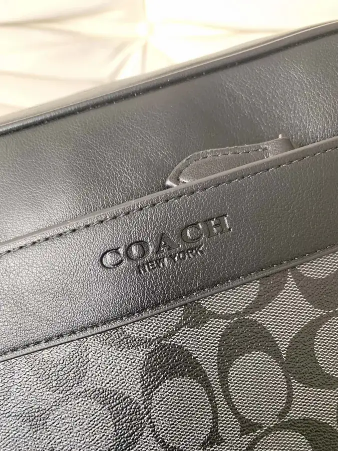 COACH男士经典单肩斜挎包