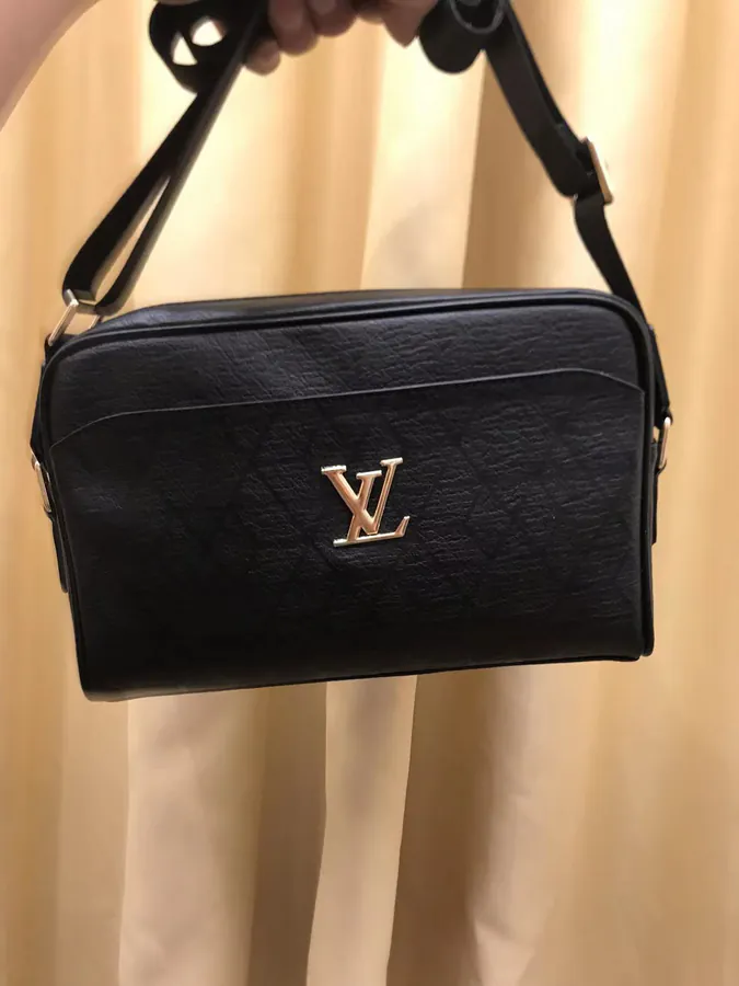 2023 V Brand New Crossbody Bag Black
