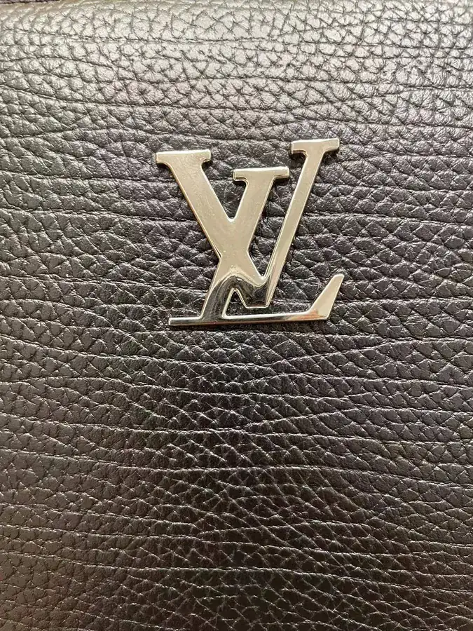P260 Luxury Crossbody Bag in Grained Calfskin