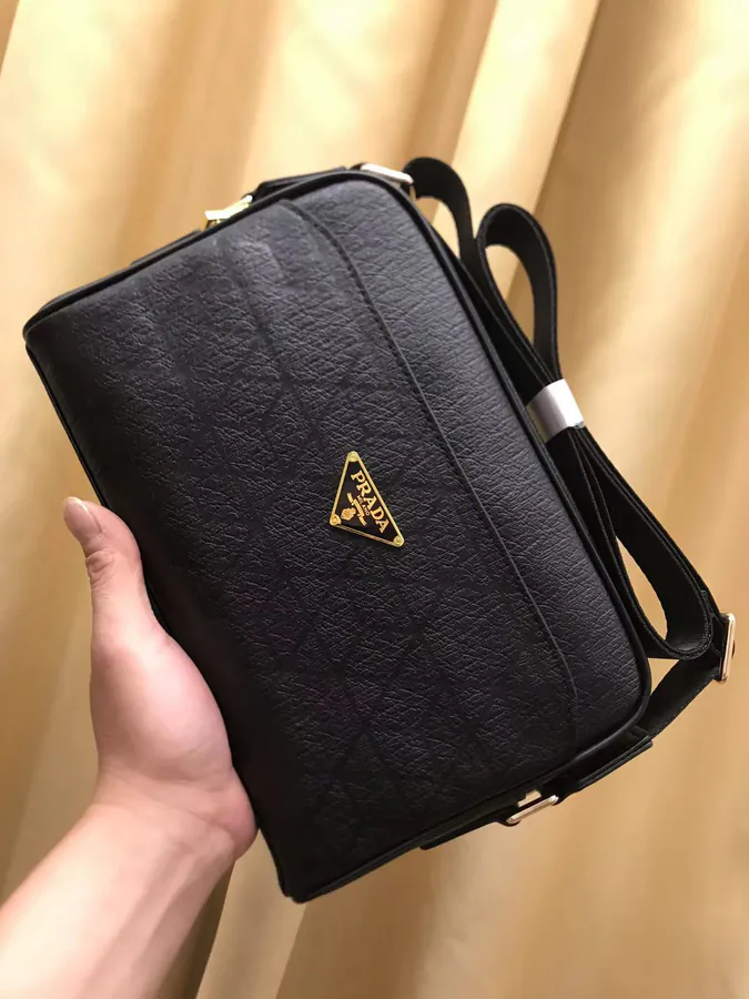 2023 V Home New Crossbody Bag, Grained Calfskin, Simple and Elegant Design