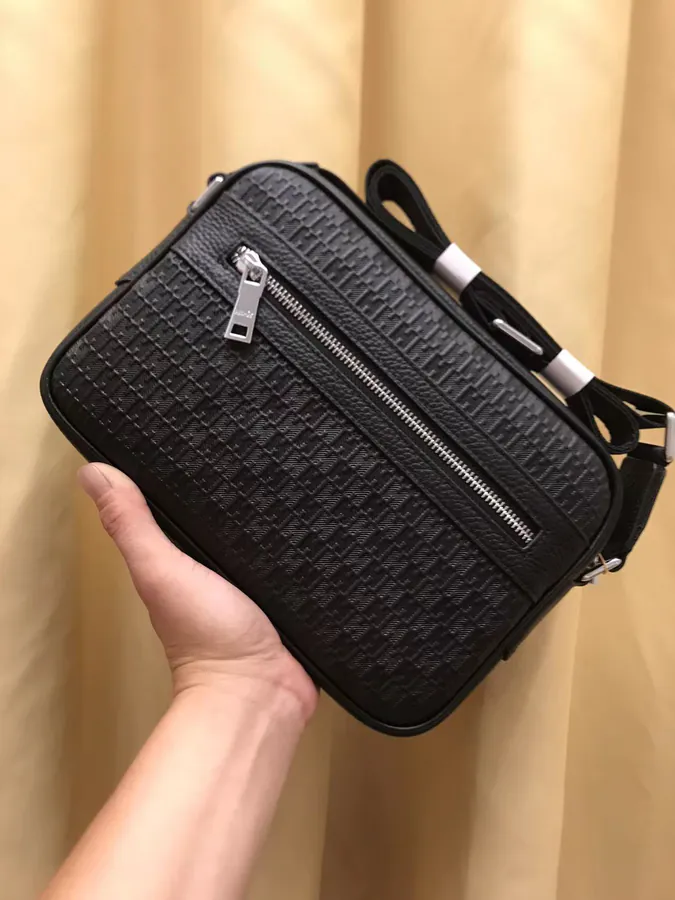 2023 V Brand New Crossbody Bag Classic Design with Zipper Detail