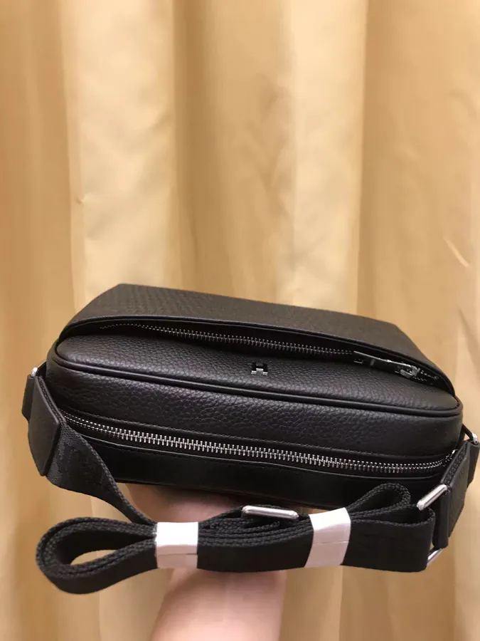 2023 V Brand New Crossbody Bag Classic Design with Zipper Detail