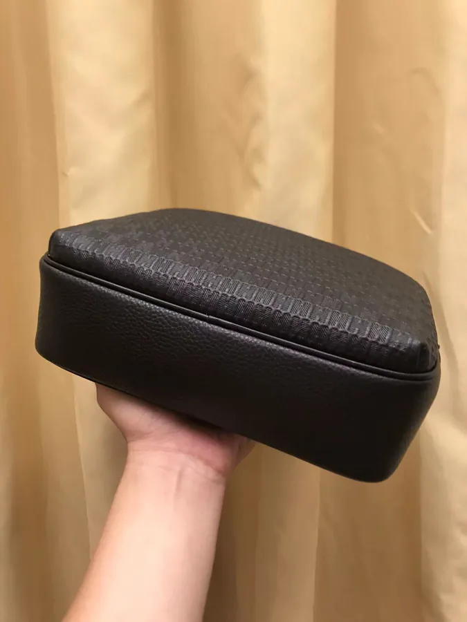 2023 V Brand New Crossbody Bag Classic Design with Zipper Detail