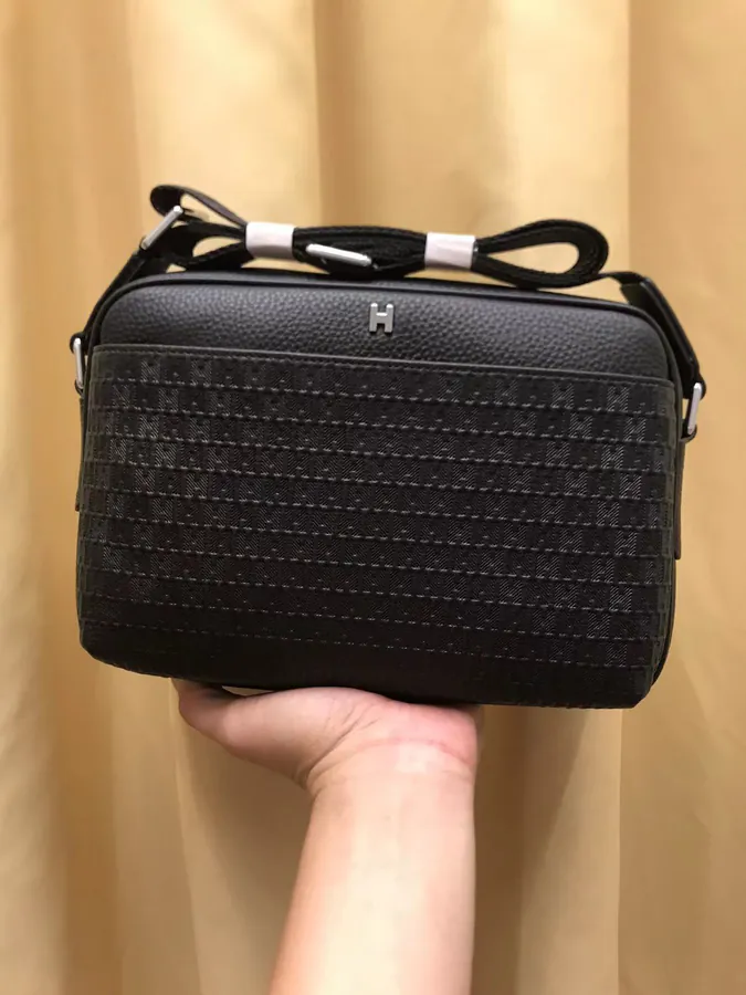 2023 V Brand New Crossbody Bag Classic Design with Zipper Detail