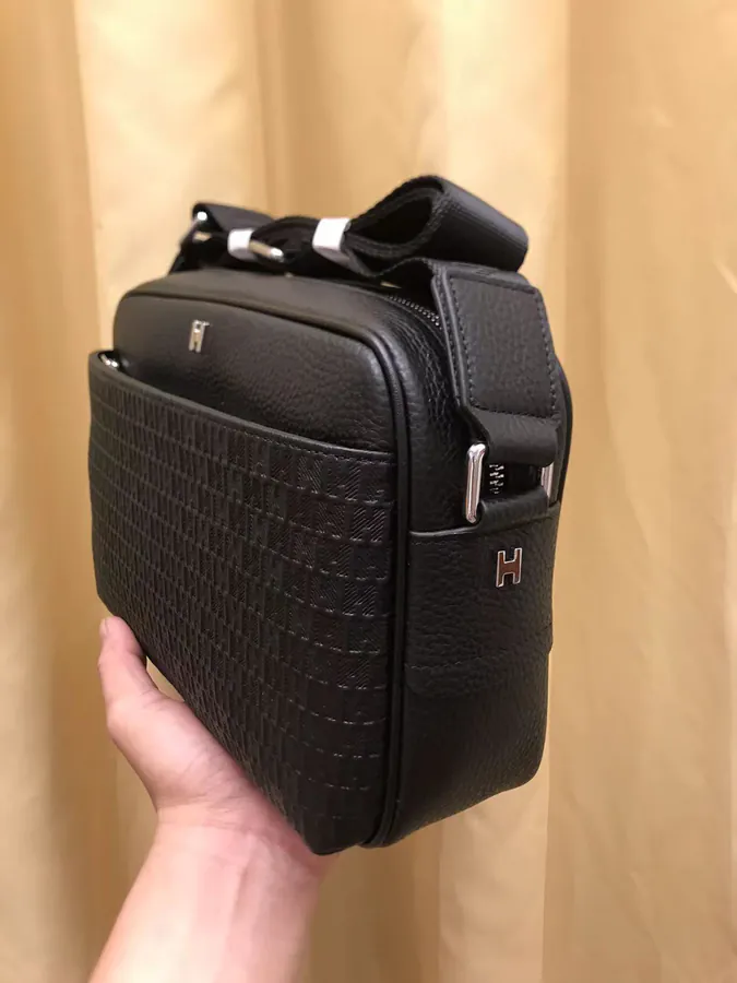 2023 V Brand New Crossbody Bag Classic Design with Zipper Detail