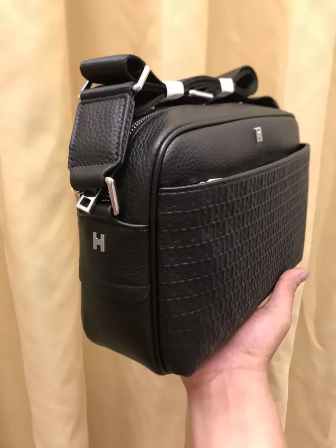2023 V Brand New Crossbody Bag Classic Design with Zipper Detail