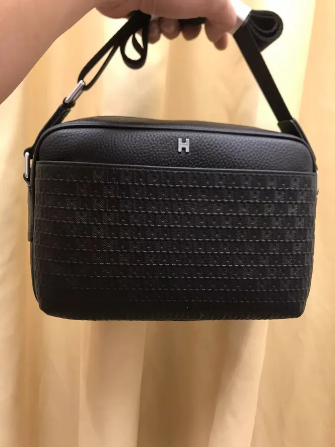 2023 V Brand New Crossbody Bag Classic Design with Zipper Detail
