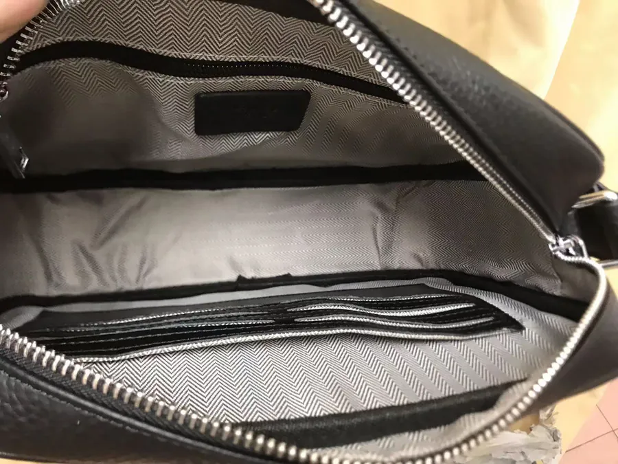 2023 V Brand New Crossbody Bag Classic Design with Zipper Detail