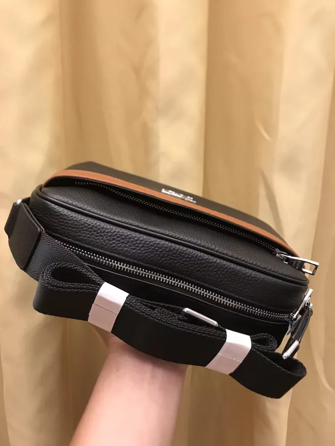 V 2023 New Crossbody Bag, Soft Leather, Simple and Elegant Design