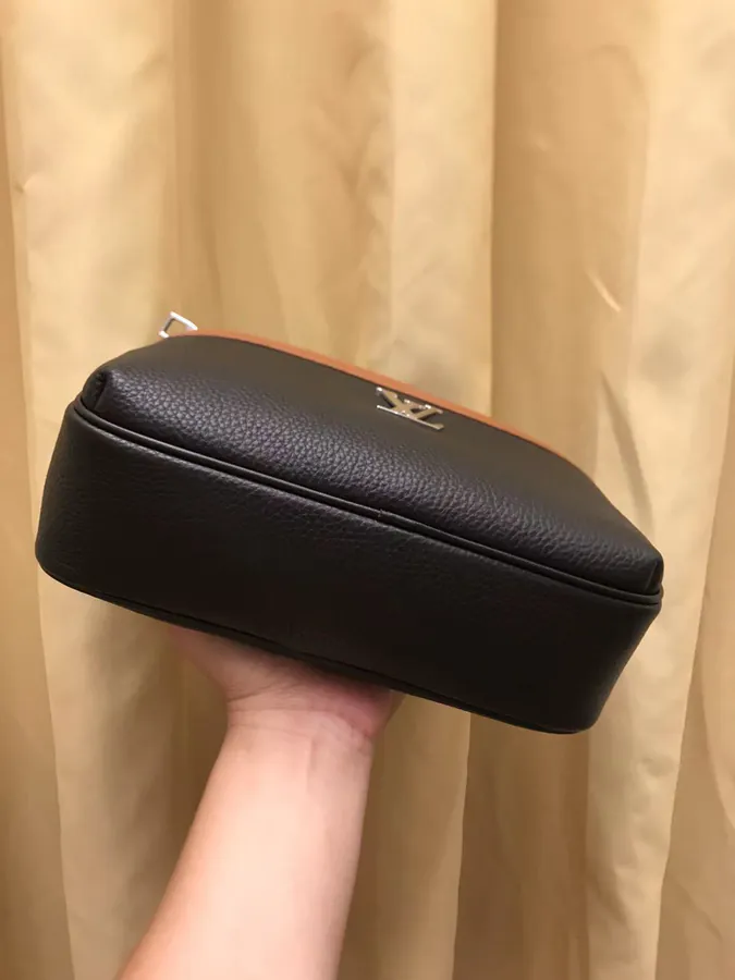 V 2023 New Crossbody Bag, Soft Leather, Simple and Elegant Design