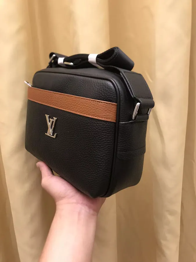 V 2023 New Crossbody Bag, Soft Leather, Simple and Elegant Design