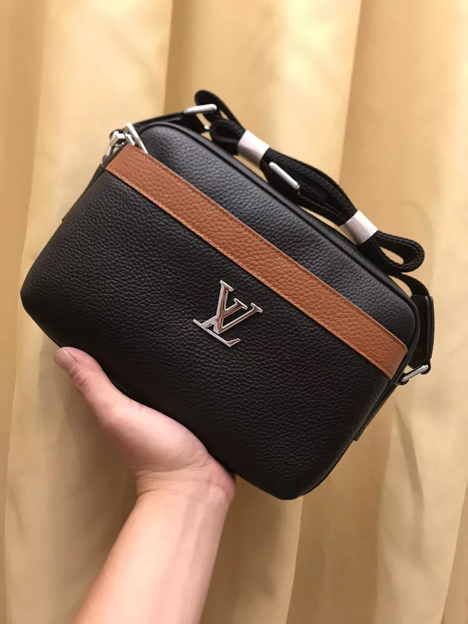 V 2023 New Crossbody Bag, Soft Leather, Simple and Elegant Design