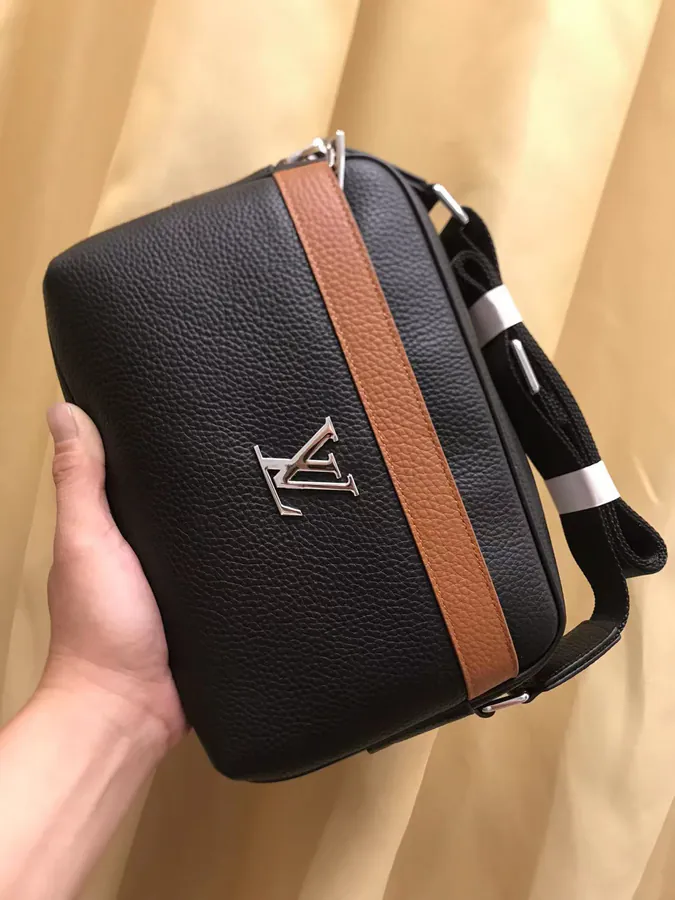 V 2023 New Crossbody Bag, Soft Leather, Simple and Elegant Design