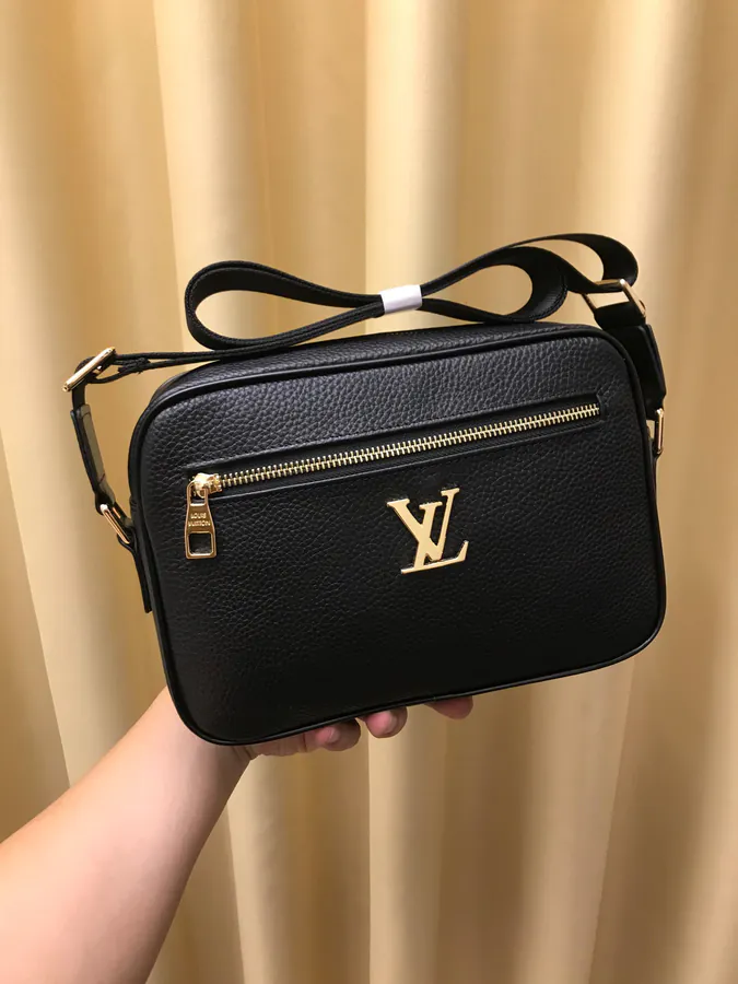 2021 V Brand New Crossbody Bag Classic Design with Zipper Detail