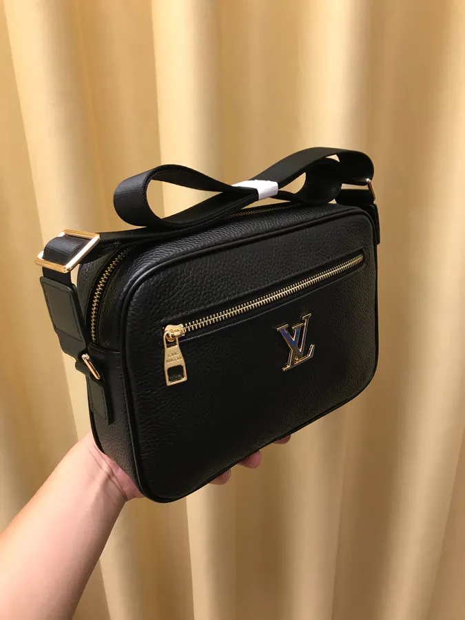 2021 V Brand New Crossbody Bag Classic Design with Zipper Detail