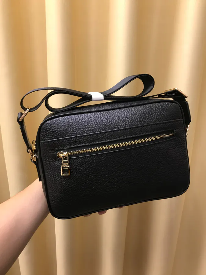2021 V Brand New Crossbody Bag Classic Design with Zipper Detail